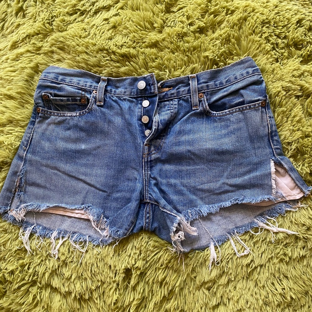 Mid-2000’s LEVI’s cutoff Daisy Duke Shorts HOT